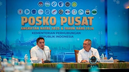 Seskab Teddy Tinjau Posko Pusat Pemantauan Transportasi Jelang Libur Natal dan Tahun Baru