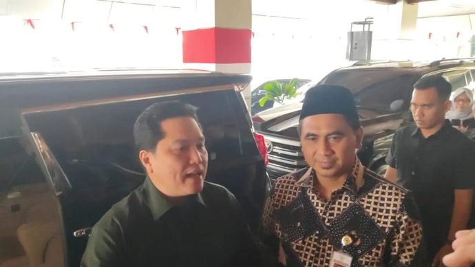 Ketua Umum PSSI Erick Thohir, didampingi Wakil Gubernur Jawa Tengah Taj Yasin Maimoen. ANTARA/Zuhdiar Laeis