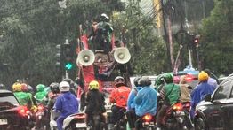 Hujan Deras Tak Surutkan Semangat Ojol Gelar Aksi di Jakarta