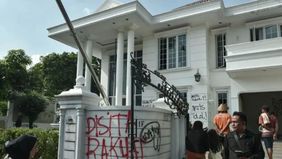 Polres Metro Jakarta Timur menangkap seorang pria yang diduga sebagai provokator penjarahan rumah Anggota Komisi IX DPR nonaktif, Surya Utama atau Uya Kuya, di kawasan Pondok Bambu, Duren Sawit, Jakarta Timur, Sabtu, 30 Agustus 2025 malam. Penangkapa