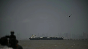 Angkatan Laut Amerika Serikat menetapkan blokade terhadap garis pantai dan pelabuhan Iran, namun menegaskan bahwa kebijakan tersebut tidak mencakup Selat Hormuz.