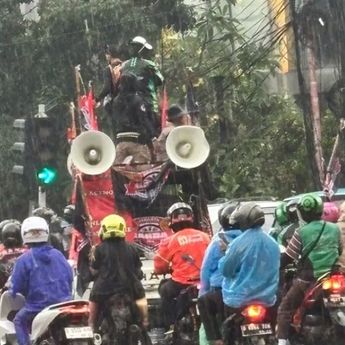Hujan Deras Tak Surutkan Semangat Ojol Gelar Aksi di Jakarta