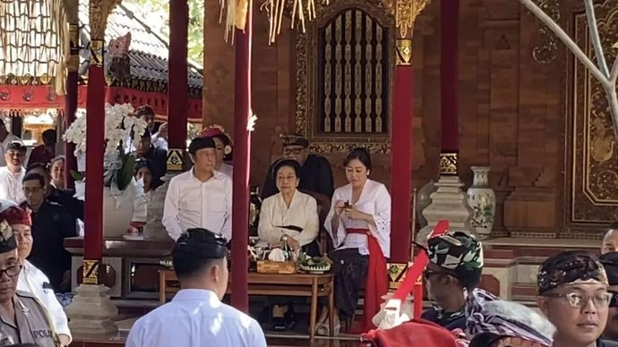 Ketua Umum PDI Perjuangan Megawati Soekarnoputri melayat ke kediaman Bintang Puspayoga usai Kongres PDIP di Denpasar, Bali, Senin 4 Agustus 2025. (ANTARA/Ni Putu Putri Muliantari)
