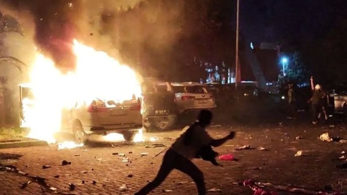 Suasana saat kerusuhan pembakaran mobil dan Kantor DPRD Kota Makassar di Jalan Andi Pangeran Pettarani, Makassar, Sulawesi Selatan pada Jumat, 29 Agustus 2025 malam.