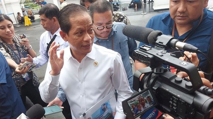 Menteri Lingkungan Hidup Hanif Faisol Nurofiq saat menyampaikan keterangan di kompleks Istana Kepresidenan, Jakarta, Selasa, 10 September 2025.