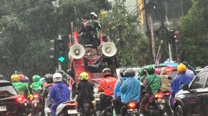 Mobil komando aksi unjuk rasa para ojek daring (ojek online/ojol) bergerak menuju Gedung DPR RI, Senayan, Jakarta Selatan, Rabu, 17 September 2025.