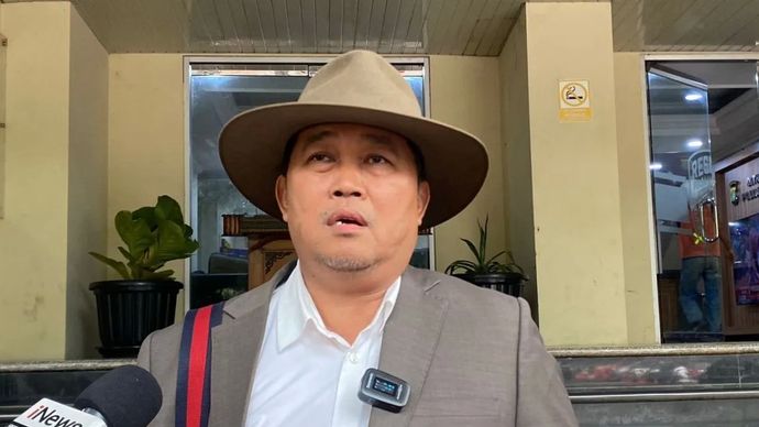 Kuasa hukum korban tewas Kepala Cabang Pembantu (KCP) bank di Jakarta Pusat, Mohamad Ilham Pradipta (37), Boyamin Saiman menyampaikan keberatan terhadap sangkaan pasal atau pidana para tersangka di Polda Metro Jaya, Rabu, 17 September 2025.