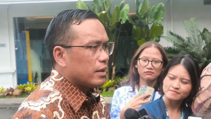 Direktur Utama Pertamina Simon Aloysius Mantiri memberikan keterangan pers di Kompleks Istana Kepresidenan, Jakarta, Jumat (17/10/2025).