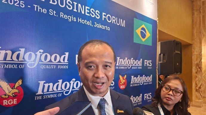 Direktur Transformasi dan Keberlanjutan Bisnis Pertamina Agung Wicaksono menjawab pertanyaan awak media setelah menghadiri acara Indonesia - Brazil Business Forum di Jakarta, Kamis (23/10/2025).