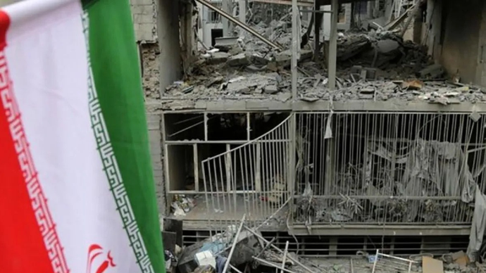 Arsip foto - Bendera Iran dengan kerusakan besar di distrik Javadiyeh dan Beryanak akibat serangan AS-Israel di Teheran, Iran, Mingu (15/3/2026). ANTARA/Anadolu/Fatemeh Bahrami/pri.