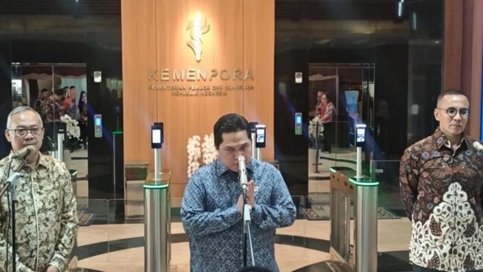 Menteri Pemuda dan Olahraga Erick Thohir (tengah) didampingi Sekretaris Jenderal Kementerian Pemuda dan Olahraga Suyadi Prawiro (kiri) dan Deputi Bidang Pengembangan Industri Olahraga Teuku Arlan Perkasa Lukman (kanan) memberikan keterangan kepada awak media di Jakarta, Jumat, 10 Juli 2026.