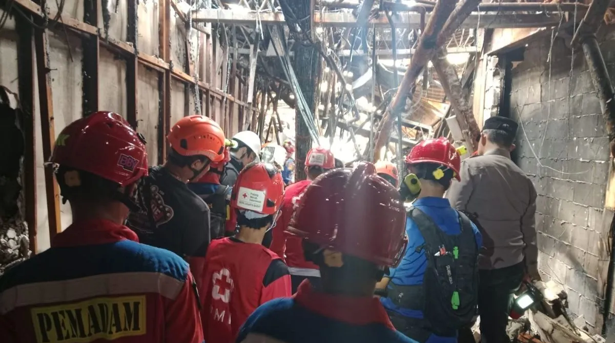 Petugas menyisir lantai delapan Glodok Plaza, Tamansari, Jakarta Barat untuk mencari jenazah korban kebakaran, Selasa (21/1/2025).  <b>(Antara)</b>