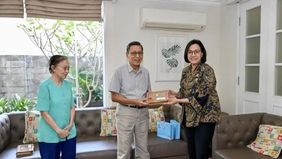 Di kediaman Boediono di Jakarta, Menteri Keuangan Sri Mulyani Indrawati mewakili Presiden Prabowo Subianto menyerahkan undangan peringatan HUT ke-80 Kemerdekaan RI kepada Wakil Presiden periode 2009–2014 itu dan sang istri, Herawati Boediono.