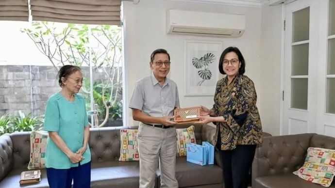 Menteri Keuangan Sri Mulyani saat menyerahkan undangan peringatan HUT Ke-80 Kemerdekaan RI kepada Wakil Presiden periode 2009&ndash;2014, Boediono, dan istri, Herawati Boediono, Rabu, 13 Agustus 2025.