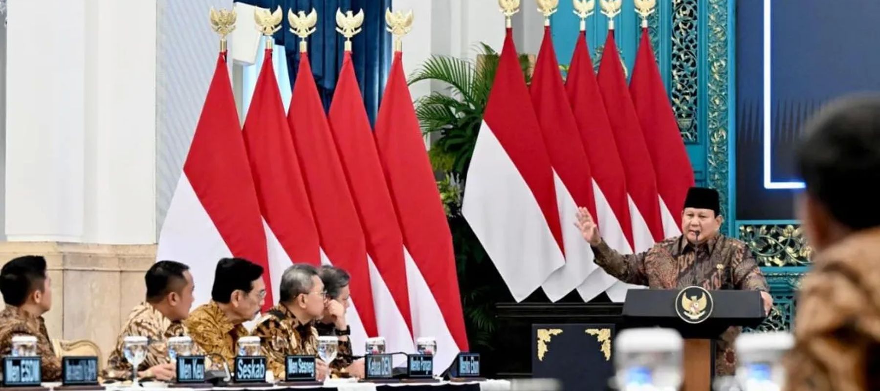 Presiden Prabowo Subianto memberikan pengantar Sidang Kabinet Paripurna di Istana Negara, Jakarta, Senin (20/10/2025). 