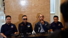 Bupati Kolaka Timur, Sulawesi Tenggara, Abdul Azis membantah informasi yang menyebut dirinya tertangkap oleh Komisi Pemberantasan Korupsi (KPK) melalui Operasi Tangkap Tangan (OTT), sebagaimana ramai diberitakan di sejumlah media dan media sosial.