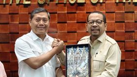 Serah terima jabatan Kepala Staf Kepresidenan (KSP) berlangsung emosional ketika Anto Mukti Putranto menyerahkan tugas kepada penggantinya, Muhammad Qodari, di Gedung Bina Graha, Kompleks Istana Kepresidenan, Jakarta, Kamis, 18 September 2025.