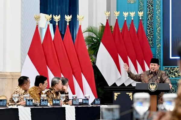 Presiden Prabowo Subianto memberikan pengantar Sidang Kabinet Paripurna di Istana Negara, Jakarta, Senin (20/10/2025). 