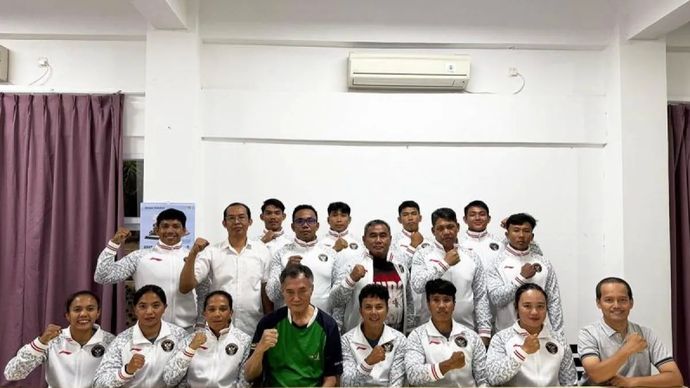Wakil Ketua Umum III Pengurus Besar Persatuan Olahraga Dayung Seluruh Indonesia (PB PODSI) Budiman Setiawan (tengah) berfoto bersama atlet, pelatih, dan masseur, yang akan berlomba di World Games 2025 Chengdu. Kamis, 7 Agustus 2025.