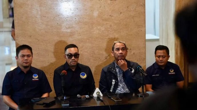 Kader Pertai NasDem masing-masing Bupati Kolaka Timur Abdul Azis (kiri) didampingi anggota DPR RI Ahmad Syahroni (dua kiri), dan Rudianto Lallo (dua kanan) serta Wakil Ketua DPW NasDem Mustaqim Musma (kanan) saat konferensi pers merespon kasus OTT KPK di Hotel Claro Makassar, Sulawesi Selatan, Kamis 7 Agustus 2025.  (ANTARA)