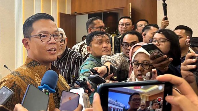 Menteri Luar Negeri Sugiono berbicara kepada wartawan dalam wawancara singkat di Jakarta, Jumat, 8 Agustus 2025.