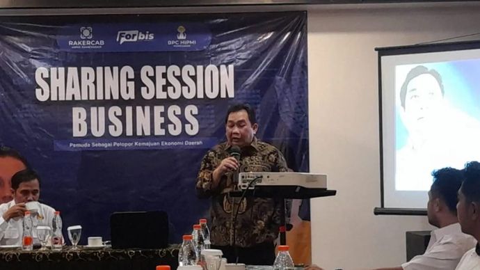 Anggota Komisi XI DPR RI Eric Hermawan saat menjadi pembicara pada acara Sharing Session Business yang digelar oleh Himpunan Pengusaha Muda Indonesia (HIPMI) Kabupaten Pamekasan, Jawa Timur. ANTARA/ Abd. Aziz.