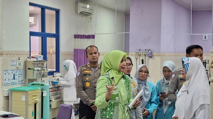 Pemilik RS Bina Sehat Jember dr Faida berbincang dengan perawat saat menjenguk sejumlah korban kecelakaan yang masih menjalani rawat inap di RS Bina Sehat, Senin 15 September 2025. ANTARA/Zumrotun Solichah
