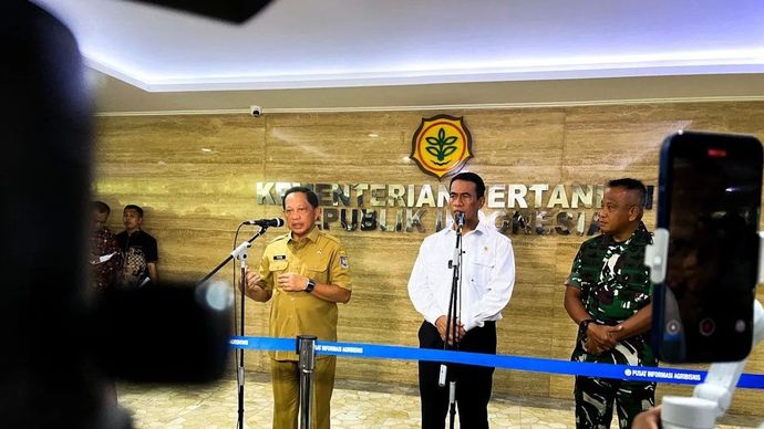 Menteri Dalam Negeri Tito Karnavian (kiri) dan Menteri Pertanian Andi Amran Sulaiman (tengah) memberikan keterangan pers usai Rapat Koordinasi Percepatan Pelaksanaan Program Hilirisasi Komoditas Prioritas Perkebunan yang digelar Kementerian Pertanian di Jakarta, Senin, 22 September 2025.