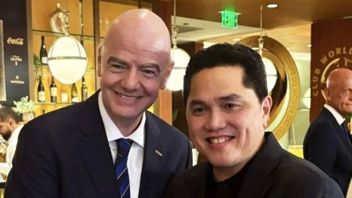 Ketum PSSI Erick Thohir berfoto dengan Presiden FIFA Gianni Infantino dalam acara FIFA Executive Football Summit 2025 di Miami, Amerika Serikat.