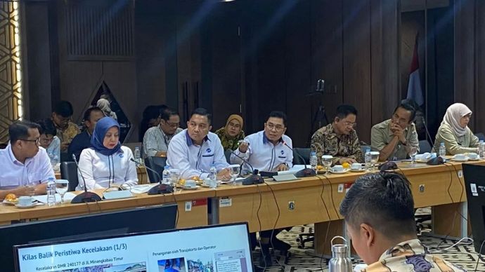 Direktur Utama PT Transportasi Jakarta (Transjakarta) Welfizon Yuza memberikan pemaparan dalam rapat bersama Komisi B di Gedung DPRD DKI Jakarta, Selasa, 23 September 2025