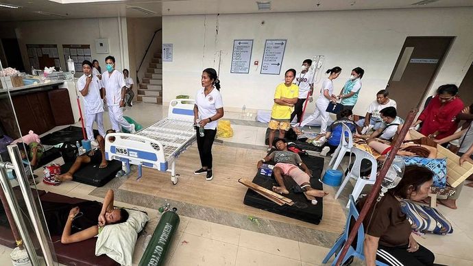 Sejumlah korban mendapat perawatan di Rumah Sakit Provinsi Cebu setelah gempa berkekuatan 6,9 skala Richter mengguncang provinsi Cebu, Filipina, Rabu, 1 Oktober 2025.