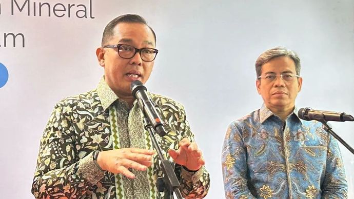 Wakil Menteri Investasi dan Hilirisasi/Badan Koordinasi Penanaman Modal (BKPM) Todotua Pasaribu (kiri) menghadiri Indonesia Green Mineral Investment Forum 2025 di kantor BKPM, Jakarta, Kamis, 2 Oktober 2025.