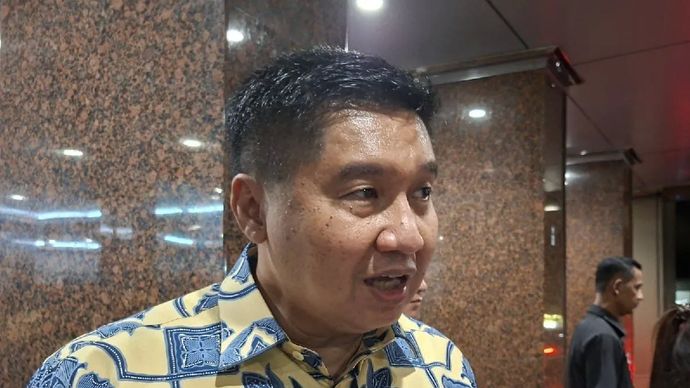 Menteri Perumahan dan Kawasan Permukiman (PKP) Maruarar Sirait (Ara) menjawab pertanyaan wartawan setelah bertemu dengan Menteri Keuangan (Menkeu) Purbaya Yudhi Sadewa membahas sektor perumahan di Kementerian PKP, Jakarta, Selasa (14/10/2025). Menteri PKP mengatakan Menkeu tidak menaikkan bunga untuk rumah subsidi.