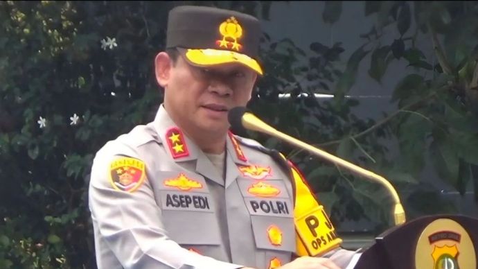 Kapolda Metro Jaya Irjen Pol Asep Edi Suheri saat memberikan amanat dalam penyerahan secara simbolis kendaraan operasional mobil Pamapta kepada jajaran Polres dan Polsek di bawah Polda Metro Jaya, Rabu (22/10/2025).