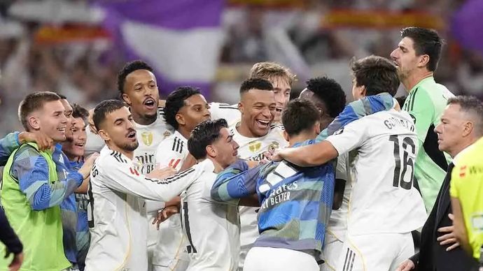 Pemain Real Madrid merayakan kemenangan usai melawan Barcelona pada pertandingan Liga Spanyol di Santiago Bernabeu, Madrid, Spanyol, Minggu (26/10/2025). Madrid bungkam Barcelona 2-1.