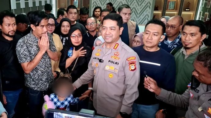 Kapolrestabes Makassar Arya Perdana (tengah) bersama anak korban Bilqis (tiga kiri) didampingi ayahnya Dwi Nurmas (dua kiri) saat penyerahan anak korban usai diselamatkan dari Provinsi Jambi atas kasus penculikan, di Kantor Mapolrestabes Makassar, Sulawesi Selatan.