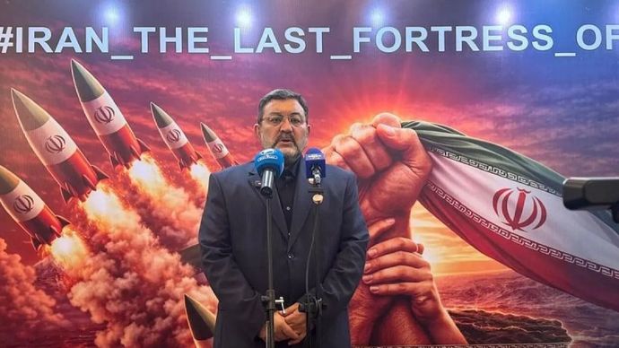 Duta Besar Iran untuk Indonesia Mohammad Boroujerdi berbicara dalam konferensi pers di kediaman resmi Dubes Iran di Jakarta, Senin, 2 Maret 2026.