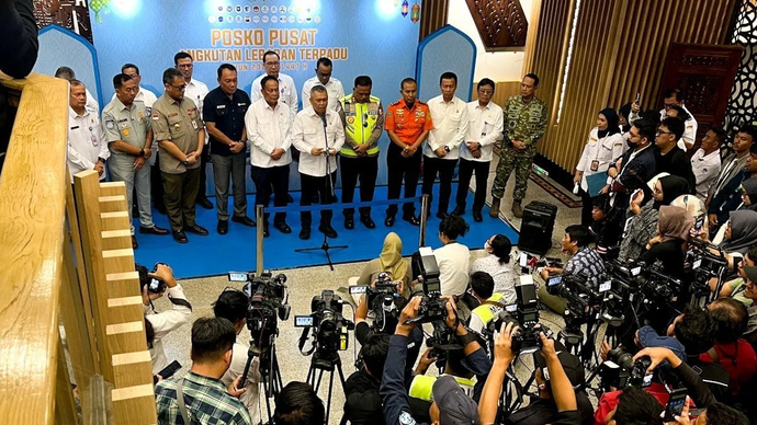 Menteri Perhubungan Dudy Purwagandhi (tengah) didampingi pejabat lainnya memberi keterangan kepada awak media usai Penutupan Posko Pusat Angkutan Lebaran Terpadu 2026/1447 Hijriah di Jakarta, Senin (30/3/2026). ANTARA/Harianto
