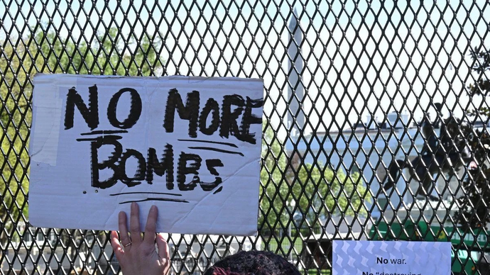 Ilustrasi - Seorang pengunjuk rasa membawa poster di depan Gedung Putih, Washington, D.C., Amerika Serikat, Selasa (7/4/2026) waktu setempat. ANTARA FOTO/Xinhua/Li Rui/tom.