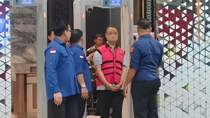 Salah satu tersangka kasus dugaan korupsi pengadaan minyak mentah dan produk kilang pada Pertamina Energy Trading Ltd. (Petral) tahun 2008-2015, digiring oleh petugas keluar dari Gedung Jampidsus Kejagung, Jakarta, Kamis, 9 April 2026.