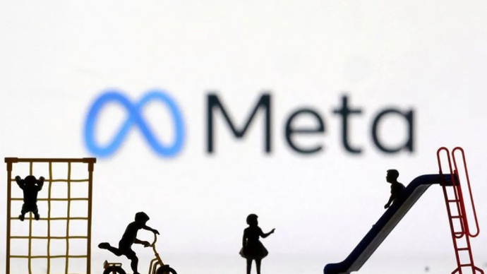 Ilustrasi - Miniatur taman bermain anak-anak di depan logo Meta. (REUTERS/Dado Ruvic)