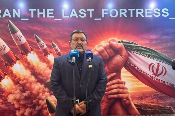 Duta Besar Iran untuk Indonesia Mohammad Boroujerdi berbicara dalam konferensi pers di kediaman resmi Dubes Iran di Jakarta, Senin, 2 Maret 2026.