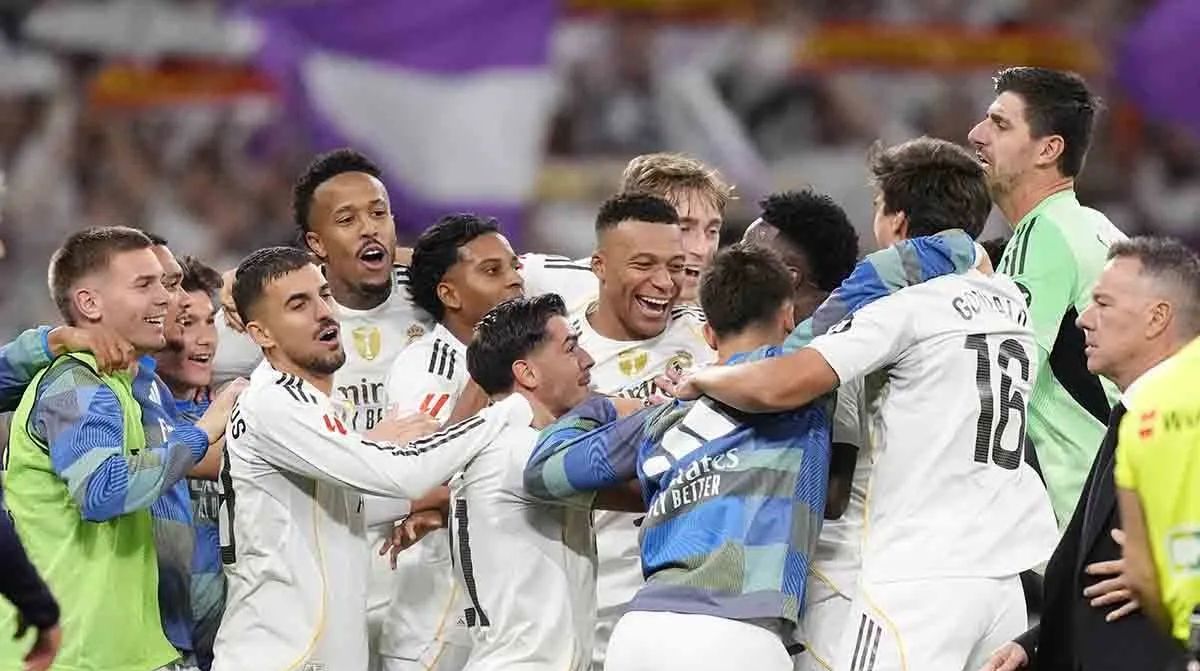 Pemain Real Madrid merayakan kemenangan usai melawan Barcelona pada pertandingan Liga Spanyol di Santiago Bernabeu, Madrid, Spanyol, Minggu (26/10/2025). Madrid bungkam Barcelona 2-1. <b>(ANTARA)</b>