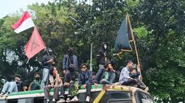 Massa Mahasiswa Tiba di Gedung DPR/MPR