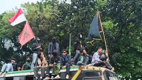 Massa dari salah satu perguruan tinggi di Jakarta kembali menggelar aksi unjuk rasa di depan Gedung DPR/MPR/DPD RI, Senin, 25 Agustus 2025. Mereka datang dengan konvoi sepeda motor dan bus, serta mengaku hadir tanpa ada pihak yang mengondisikan.