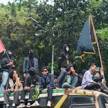 Massa Mahasiswa Tiba di Gedung DPR/MPR