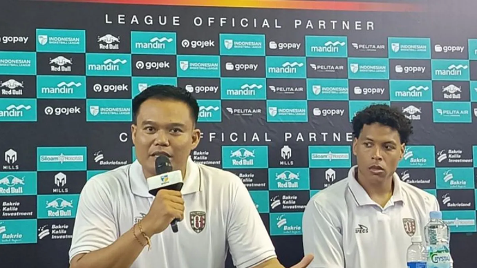 Pelatih Bali United Basketball I Gusti Rusta Wijaya (kiri) dan Xavier Cannefax, menjawab pertanyaan wartawan di Jakarta, Selasa (4/3/2025).