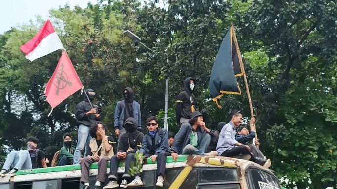 Sejumlah massa aksi dari elemen mahasiswa tiba di Jalan Gerbang Pemuda Jakarta, Senin, 25 Agustus 2025.