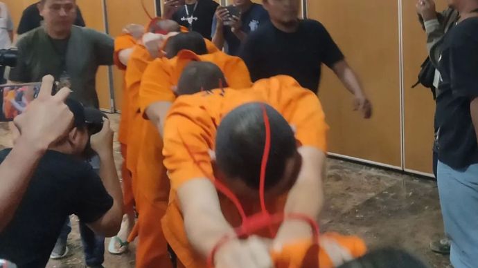 Sejumlah tersangka kasus penculikan yang berujung kematian kepala cabang (kacab) salah satu bank di Jakarta Pusat berinisial MIP (37) digiring keluar dari jumpa pers di Polda Metro Jaya, Jakarta, Selasa, 16 September 2025.