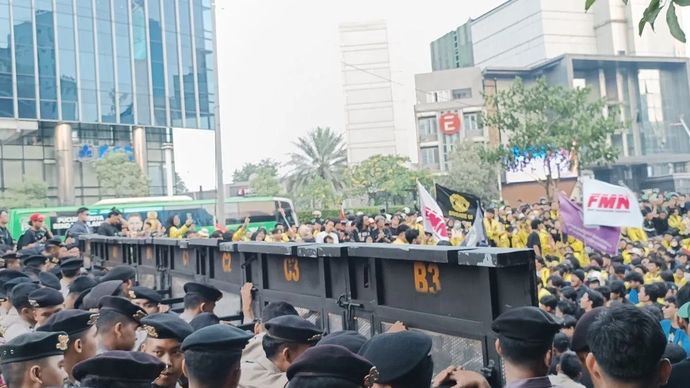 Petugas keamanan saat menjaga aksi unjuk rasa di Jakarta, Jumat, 15 Juni 2026.